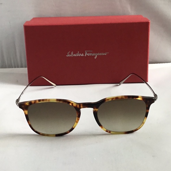 SALVATORE FERRAGAMO UNISEX SUNGLASSES. - Picture 2 of 8